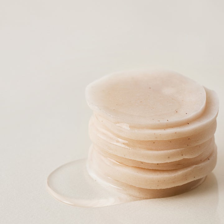 House of Hur Brightening Skin Prep Essence Pad 140 ml lystergivande essencepads i en stapel med klar vätska intill.