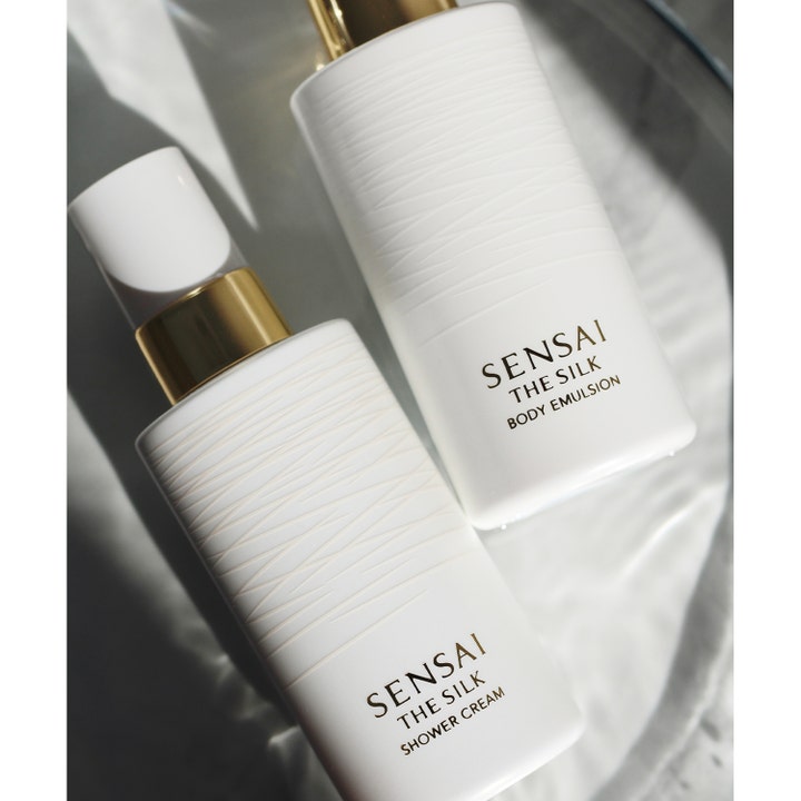 Sensai The Silk Body Emulsion 200 ml silkemulsion i vit flaska med gulddetaljer för daglig återfuktande hudvård