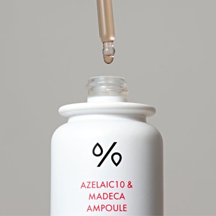 Dr. Ceuracle Azelaic 10 & Madeca Ampoule 30 ml lugnande serum i vit flaska med en droppe från en glaspipett.