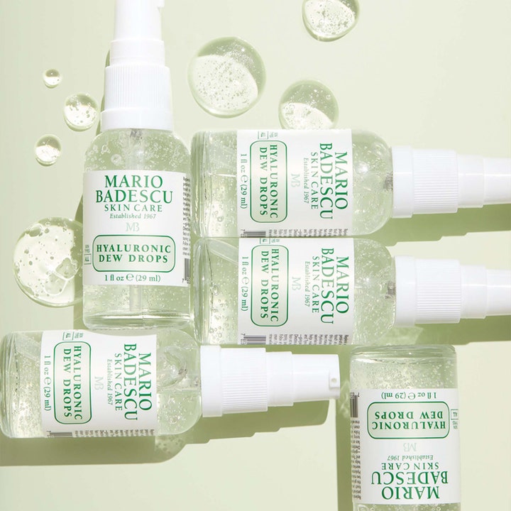 Mario Badescu Hyaluronic Dew Drops 29 ml fuktgivande serum i glasflaskor omgivna av klara gelaktiga droppar.