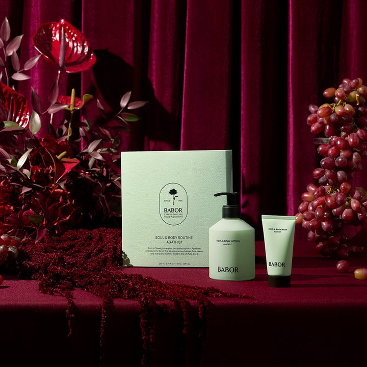 Babor Soul & Body Gift Set Agathist 300 ml kroppsvård framför mörkröd sammet och vindruvor