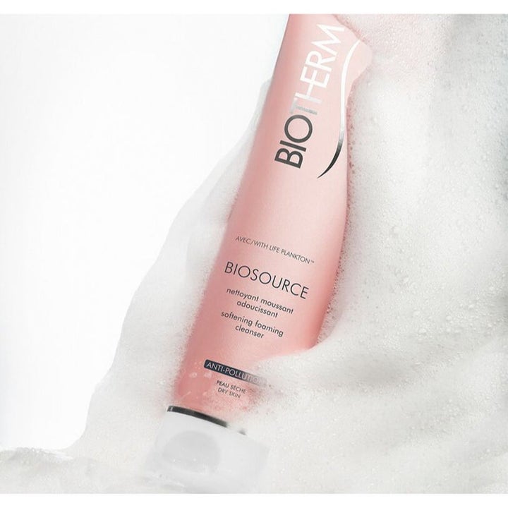 Biotherm Daily Routine Dry Skin Biosource återfuktande hudvård i rosa tub omgiven av krämigt vitt skum