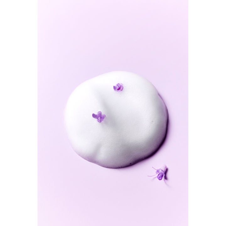 Some By Mi Retinol Bakuchiol Bubble Toner 100 ml med vitt fluffigt skum och lila blommor på lila bakgrund