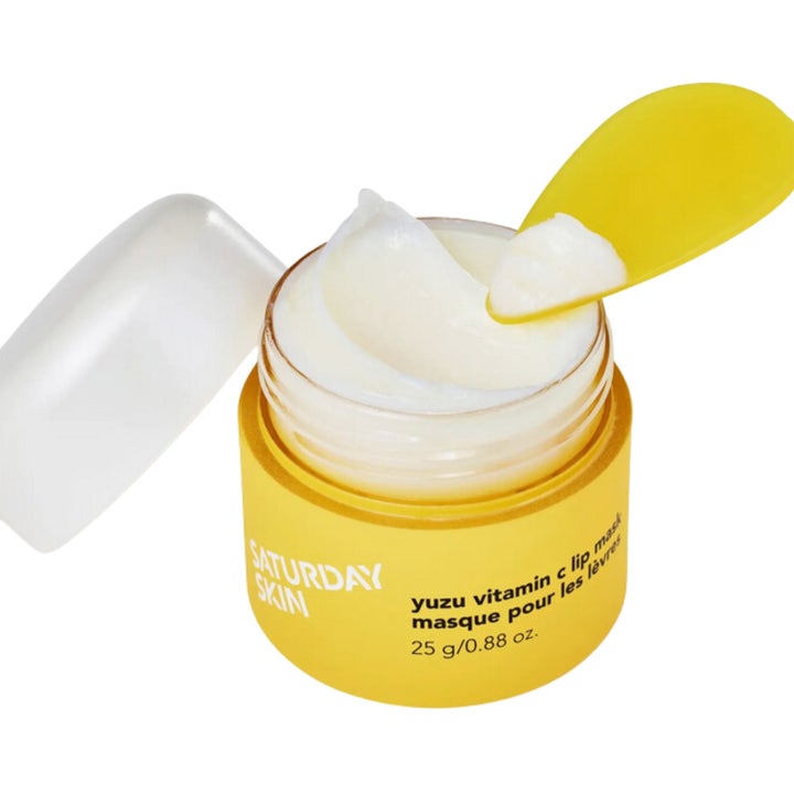 Saturday Skin Yuzu Vitamin C Lip Mask 25 g återfuktande läppmask i gul burk med krämig vit textur och spatel
