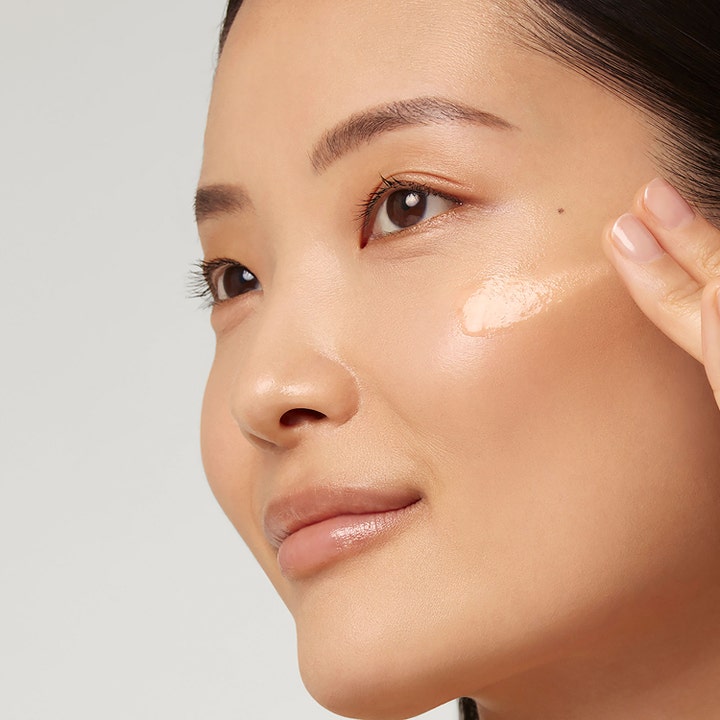 Estée Lauder Advanced Night Repair Serum 50 ml ger lyxig återfuktning när det appliceras på en kvinnas kind