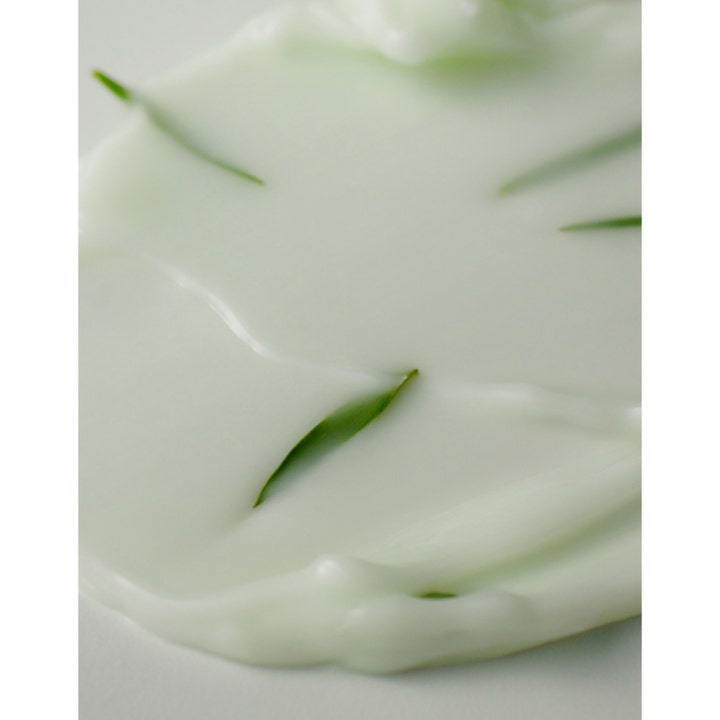 Some By Mi Aha-Bha-Pha 30 Days Miracle Cream 60 g exfolierande ansiktskräm med krämig ljusgrön textur och små gröna blad