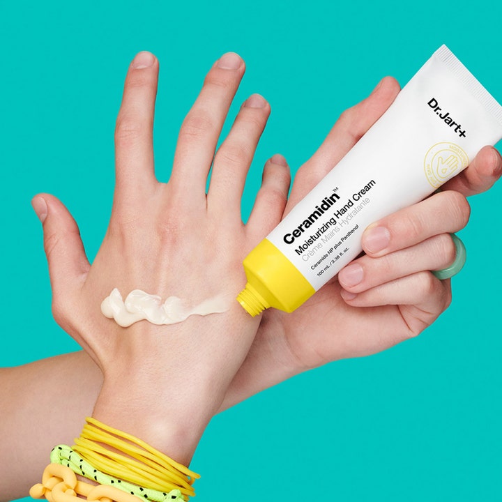 Dr.Jart+ Ceramidin Moisturizing Hand Cream 100 ml återfuktande handkräm med krämig textur från en vit och gul tub.