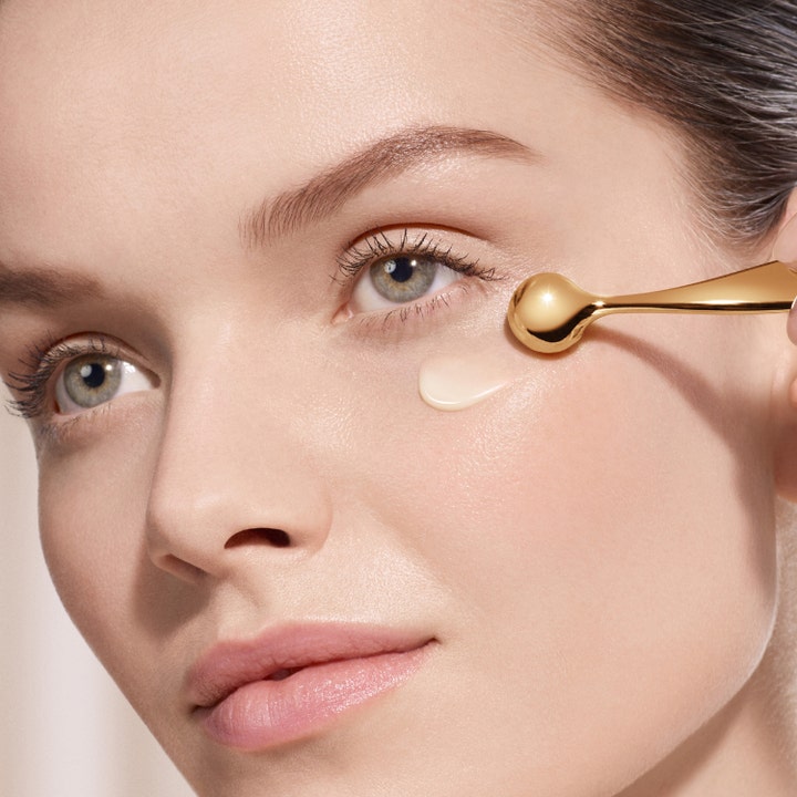 Lancôme Absolue The Eye Cream 20 ml anti-age ögonkräm appliceras med en svalkande guldapplikator mot rynkor.