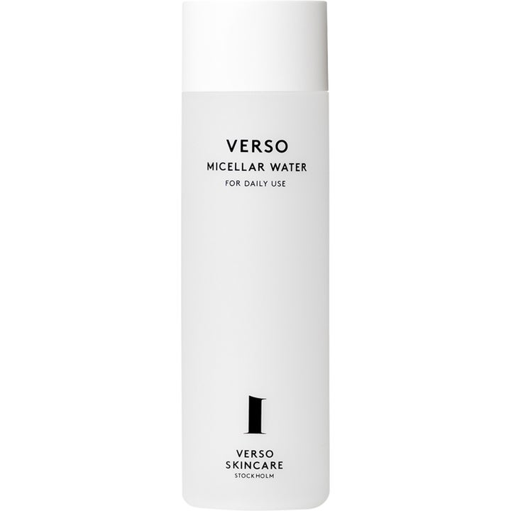 Verso Micellar Water rengörande ansiktsrengöring i en stilren vit frostad plastflaska med matchande vitt lock.