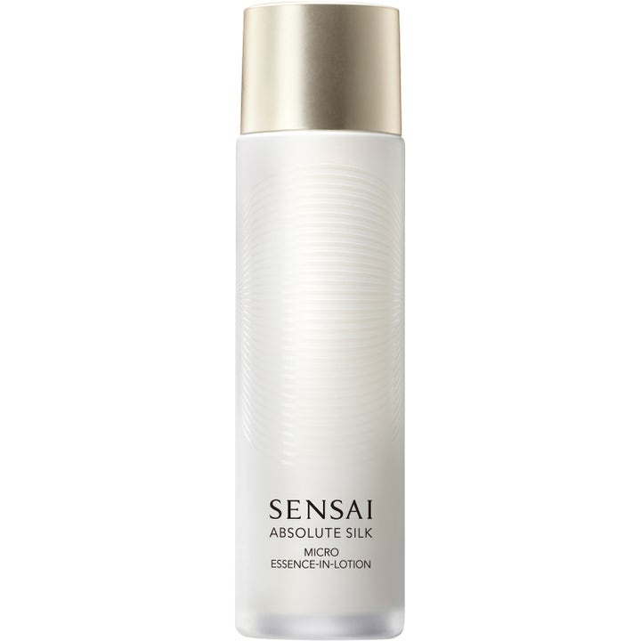Sensai Saho Trial Set 149 ml Absolute Silk essence i frostad flaska med guldlock som skapar silkeslen lyster.