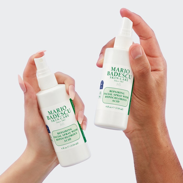 Mario Badescu Repairing Facial Spray 118 ml lugnande face mist med hypoklorsyra i vita sprayflaskor.