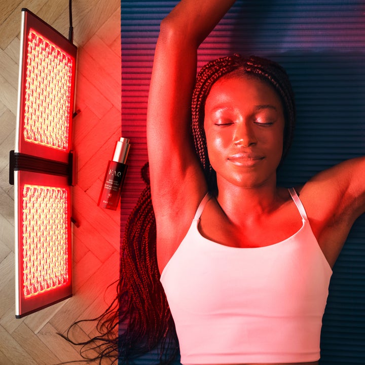 FAQ Swiss FAQ Dual Led Panel 1 st hudvårdsverktyg för LED-terapi där en kvinna vilar i det röda ljuset
