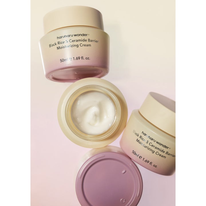 haruharu wonder Black Rice 5 Ceramide Barrier Moisturizing Cream 50 ml ansiktskräm i rosa gradientburk med vit krämig textur
