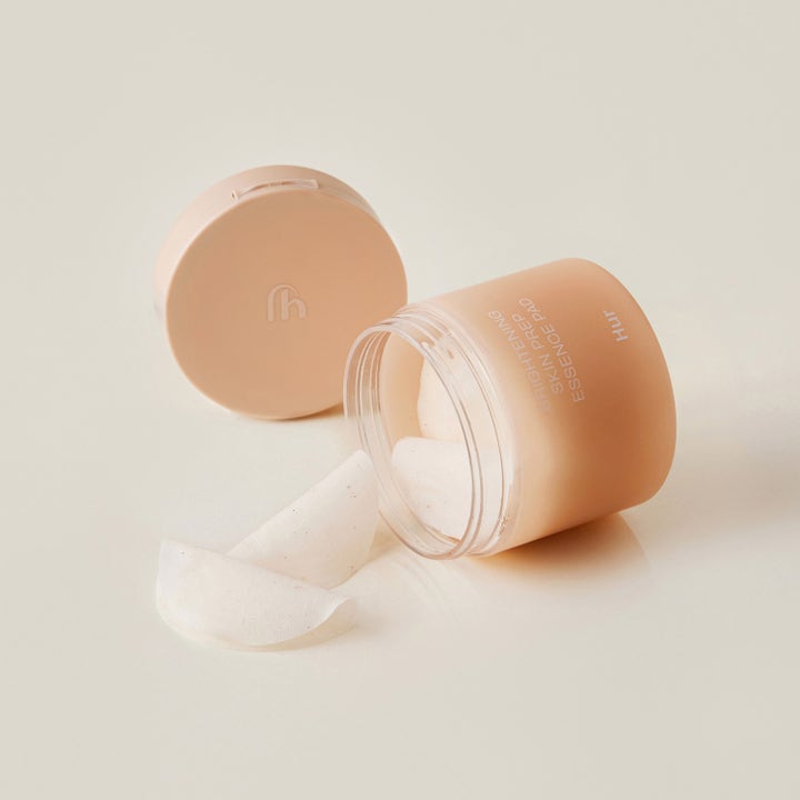 House of Hur Brightening Skin Prep Essence Pad 140 ml lystergivande essence pads i en öppen persikofärgad burk