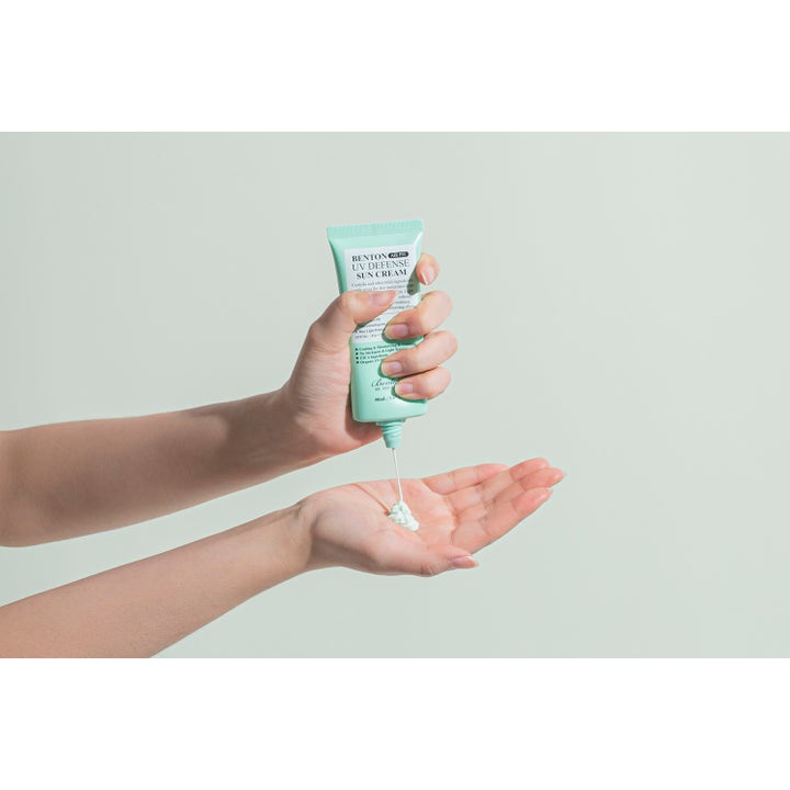 Benton Air Fit UV Defense Sun Cream 50 ml solkräm för ansiktet ger skydd med ljusgrön kräm från mintgrön tub.