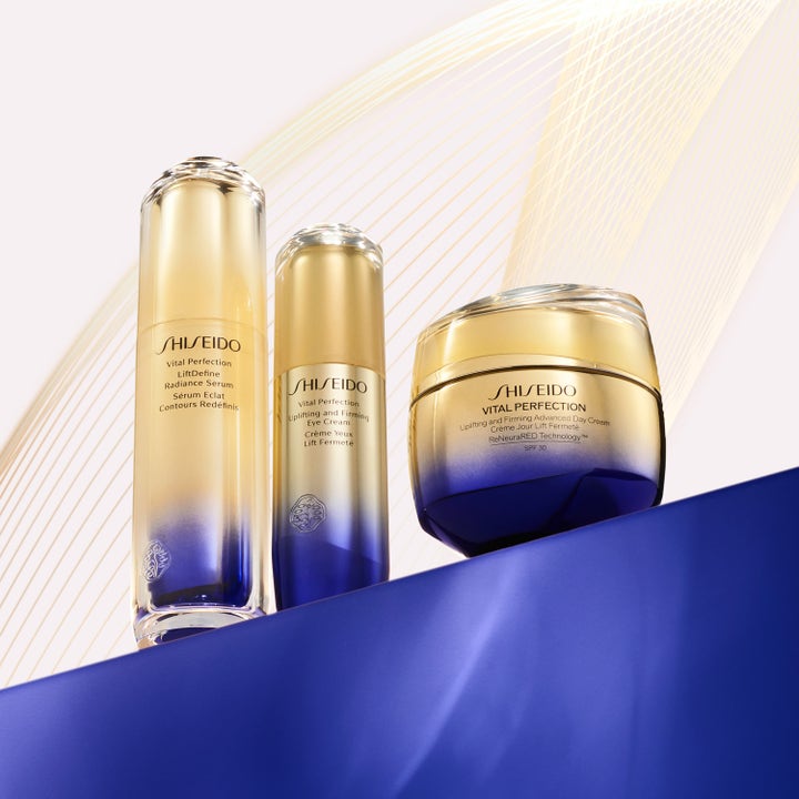 Shiseido Vital Perfection Advanced Day Cream 50 ml lyftande dagkräm i guld och blå burk med matchande serum.