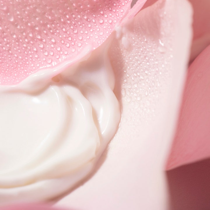 Nuxe Very Rose Sminkborttagningsmjölk 200 ml återfuktande cleansing milk med krämig textur på ett daggigt rosa rosenblad.