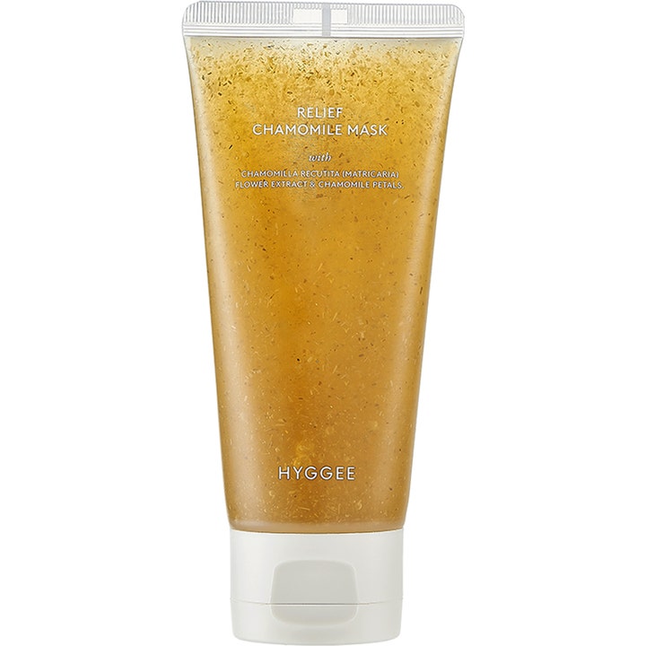 HYGGEE Relief Chamomile Mask hydraterande kamomillmask som lugnar rodnad i genomskinlig tub med guldgel och synliga kronblad