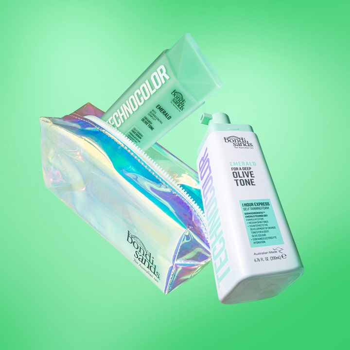Bondi Sands Technocolor Face Serum 50 ml i grön tub bredvid en holografisk necessär för olivtonad hy.