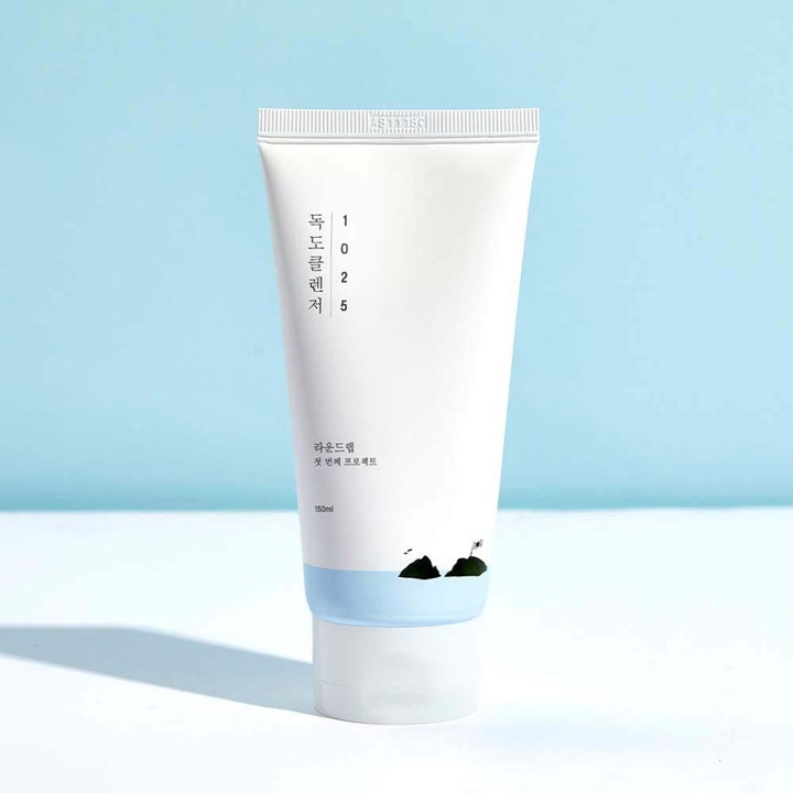 Round Lab 1025 Dokdo Cleanser 150 ml hypoallergen ansiktsrengöring i vit tub med illustration av öar