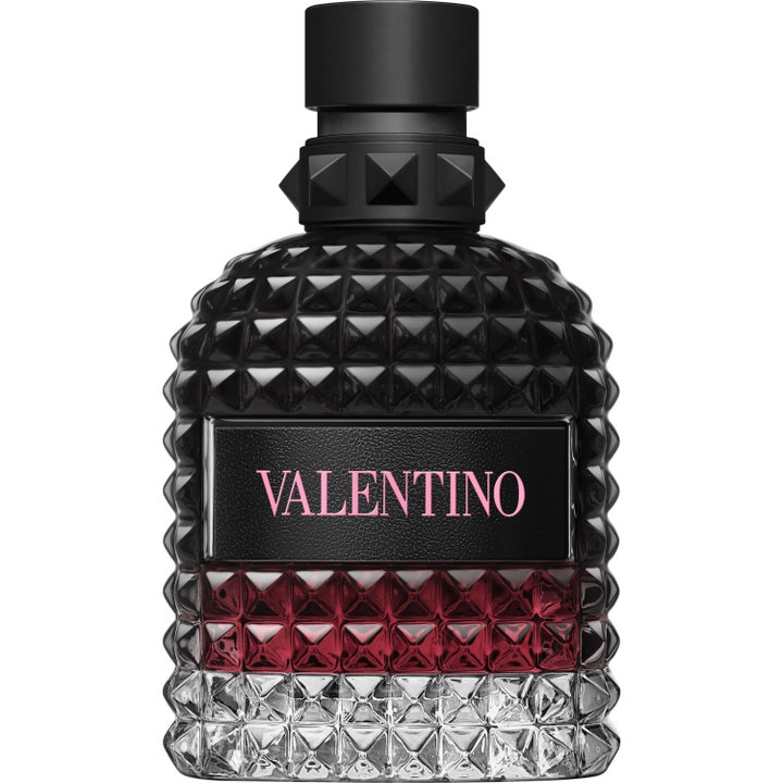 Valentino Born in Roma Uomo Intense 100 ml eau de parfum i en svart glasflaska med nitar som visar en mörkrosa vätska