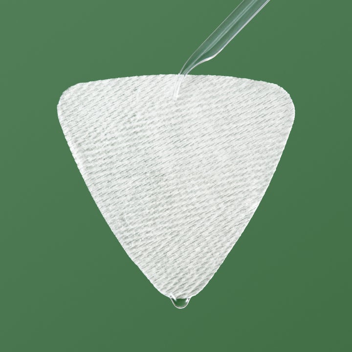 Dr. Ceuracle Tea Tree Purifine Toner Pad 160 ml exfolierande rondell som droppar av toner mot grön bakgrund