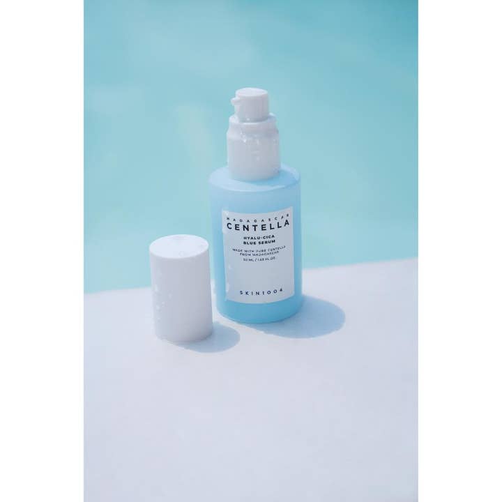 SKIN1004 Madagascar Centella Hyalu-Cica Blue Serum 30 ml återfuktande cica serum i blå pumpflaska vid vatten