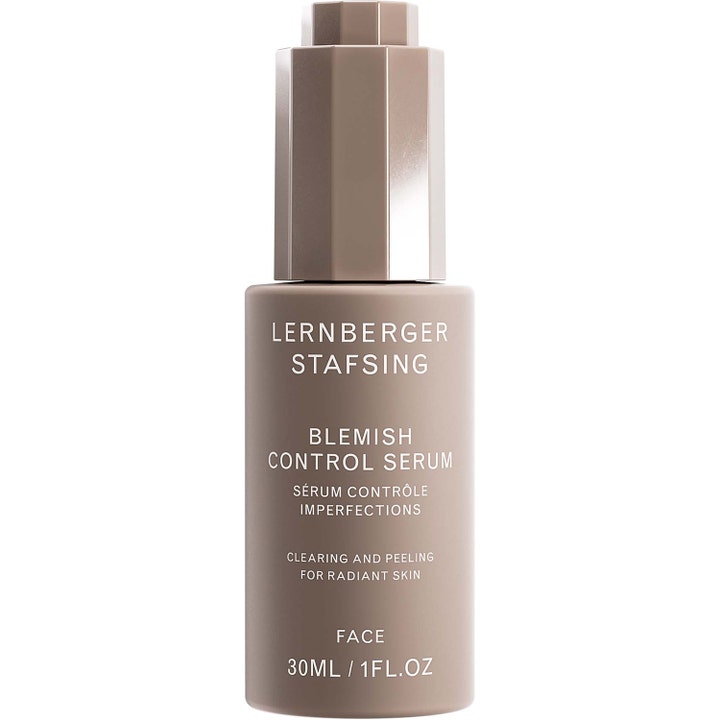 Lernberger Stafsing Blemish Control Serum 30 ml motverkar orenheter i en matt beige flaska med silvrig fasetterad kork.