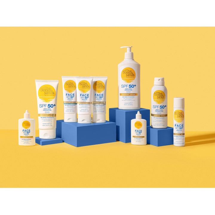 Bondi Sands SPF50+ Everyday Aerosol Mist Spray 160 g spf 50 spray bland vita flaskor på blå podier mot gul bakgrund.