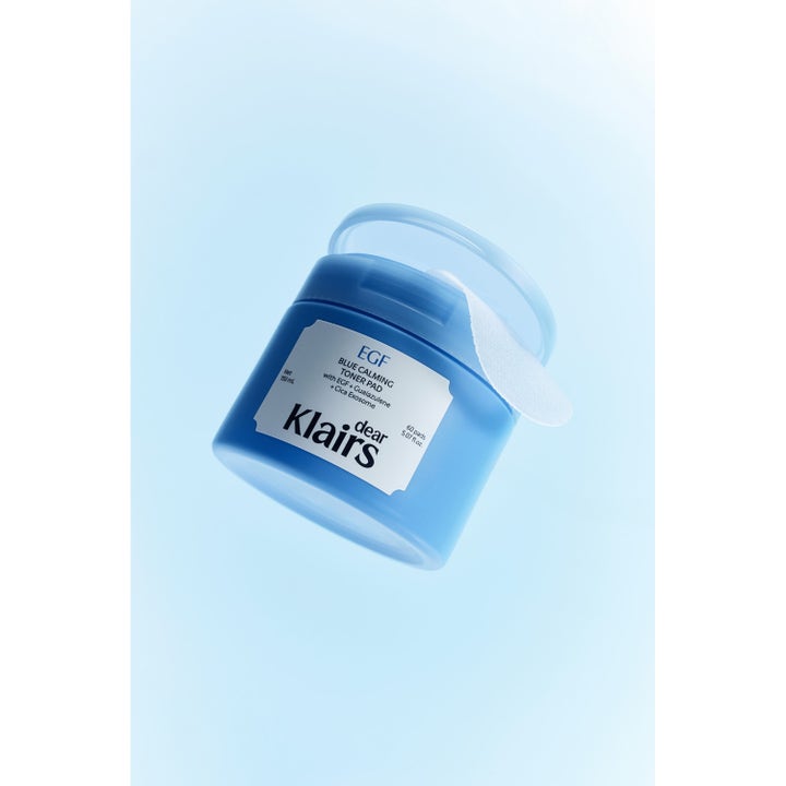 Klairs EGF Blue Calming Toner Pad 60 st lugnande ansiktsvatten i blå burk med en vit strukturerad pad på kanten.