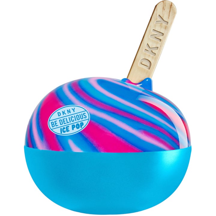 DKNY Be Delicious Ice Pop Berry Bliss 50 ml parfym i en rund flaska med blårosa mönster och en glasspinne i trä