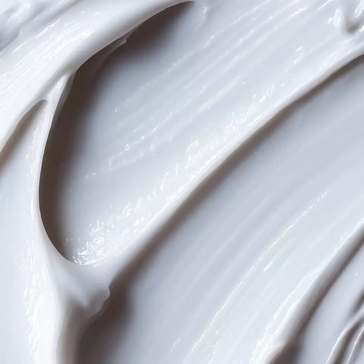 MANTLE The Extreme Cream 50 ml skyddande ansiktskräm med en fyllig vit och glansig krämig textur