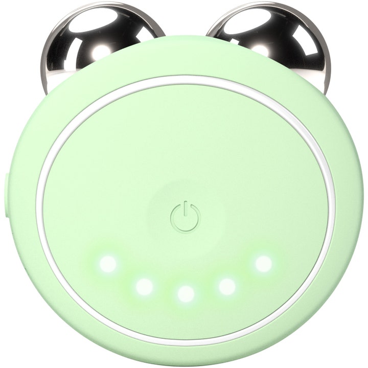 FOREO BEAR 2 go Pistachio 1 st ansiktslyft apparat i ljusgrönt med silverfärgade mikroströmskulor