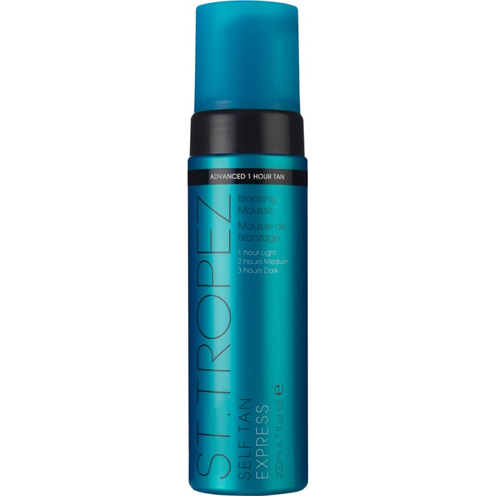 St. Tropez Self Tan Express Bronzing Mousse 200 ml ger en snabb solbränna i en turkosblå metallisk flaska med svart pump
