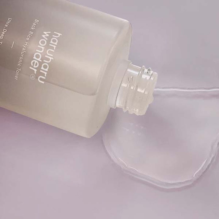 Haruharu Wonder Black Rice Hyaluronic Toner 150 ml djupfuktande ansiktsvatten med klar textur ur en frostad flaska