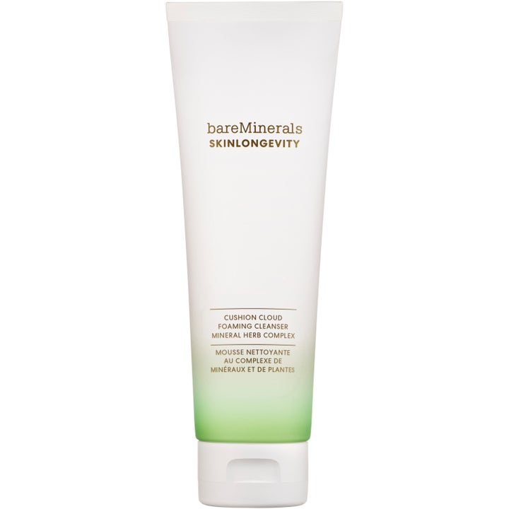 bareMinerals Skinlongevity Cushion Cloud Foaming Cleanser lystergivande ansiktsrengöring i vit tub med grön gradient.