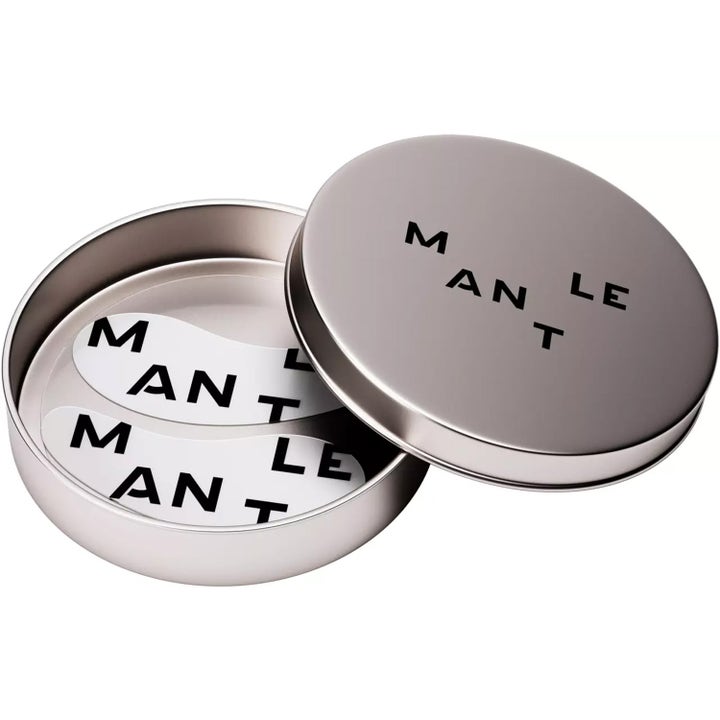 Mantle The Eye Patches 1 par återanvändbara ögonmasker i en rund silverfärgad plåtburk med vita logomönstrade pads.