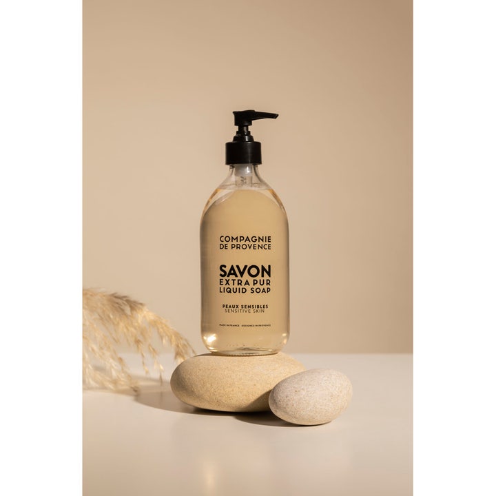 Compagnie de Provence Liquid Marseille Soap Sensitive Skin 495 ml flytande tvål på dekorativa stenar
