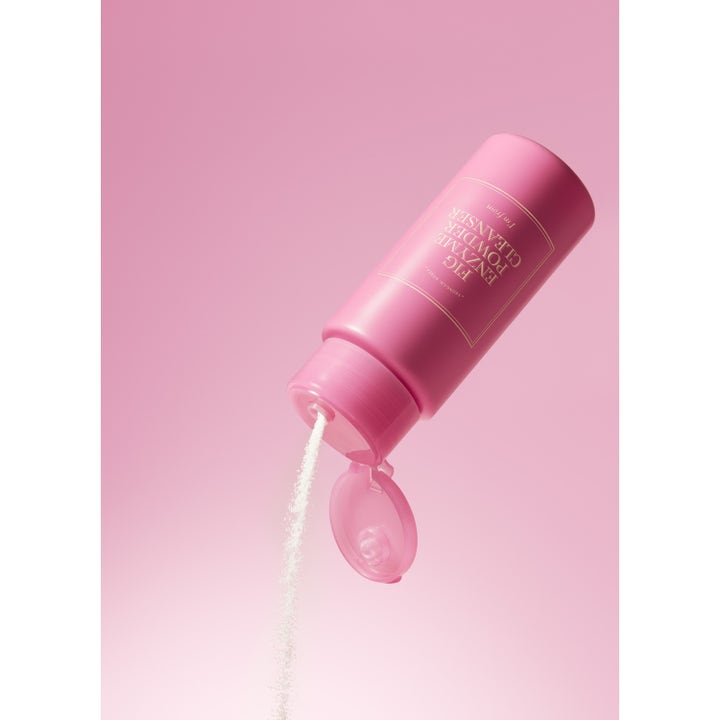 I'm from Fig Enzyme Powder Cleanser 50 g ansiktsrengöring i rosa flaska som häller ut vitt pulver