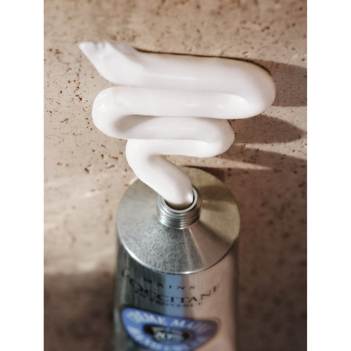 L'Occitane Shea Butter Hand Cream 150 ml lyxig handkräm för torr hud visar en fyllig vit kräm ur en silvertub.