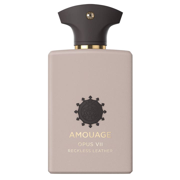 Amouage Opus VII Reckless Leather 100 ml Eau de Parfum i en matt beige flaska med mörk kork och guldiga detaljer