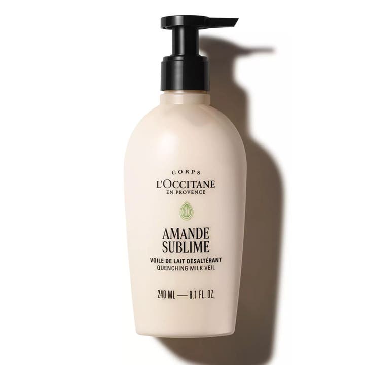 L'Occitane Amande Milk Veil 240ml fuktgivande kroppslotion för torr hud i vit flaska med silverfärgad pump.