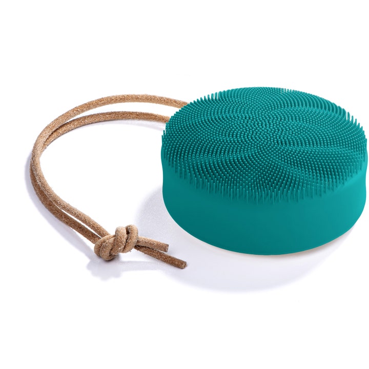 FOREO LUNA 4 body exfolierande kroppsborste i turkos silikonborste med mjuka piggar och brunt lädersnöre.