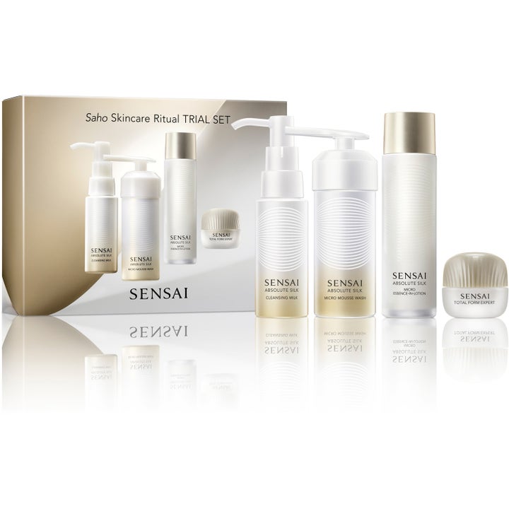 Sensai Saho Skincare Ritual Trial Set 4 produkter för lyster i vita flaskor och burk med lyxiga gulddetaljer