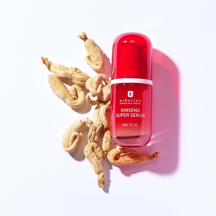 Erborian Ginseng Super Serum 30 ml anti age serum med ginseng i röd flaska omgiven av torkad ginsengrot.