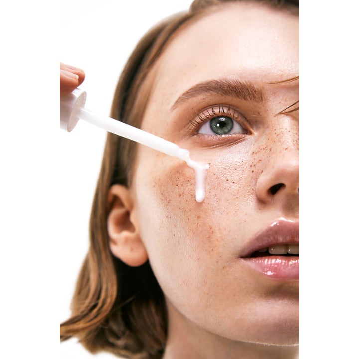 By Wishtrend Cera-barrier Soothing Ampoule 30 ml lugnande hudvård med ceramider appliceras på huden med pipett.
