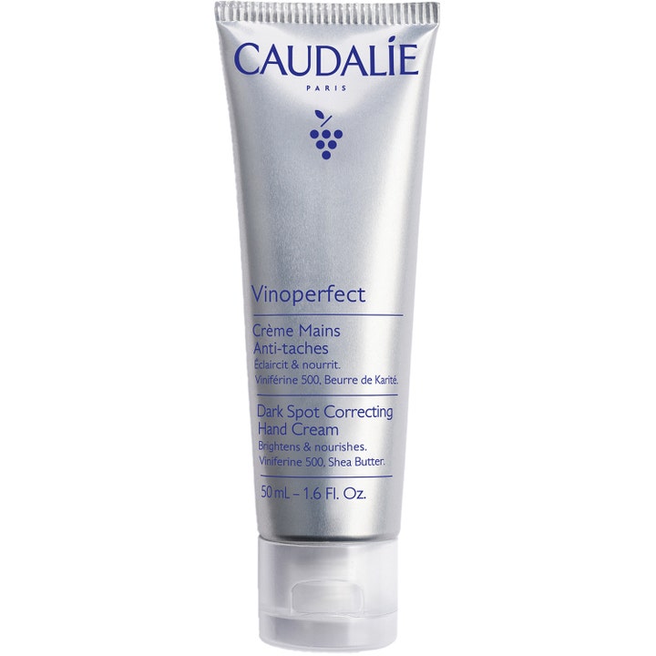 Caudalie Vinoperfect Dark Spot Correcting Hand Cream 50 ml mot pigmentfläckar i en silvrig tub med blå detaljer