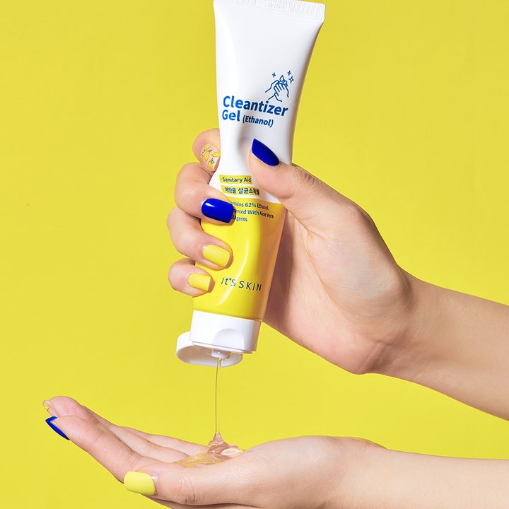 It'S SKIN Cleantizer Gel 100 ml antibakteriell handdesinfektion gel kläms ur en vit och gul tub i en öppen hand.