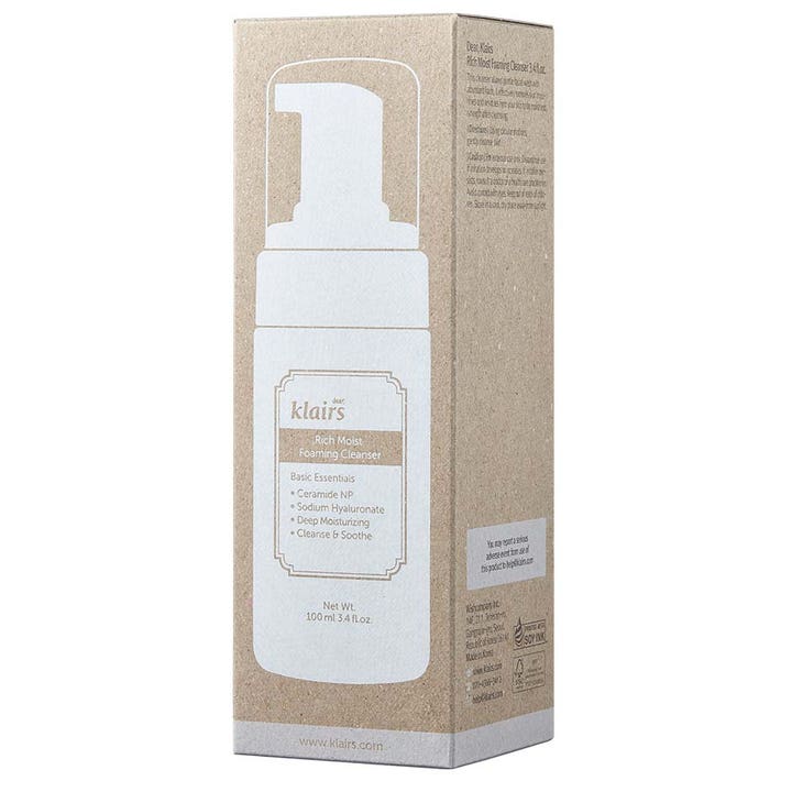 Klairs Rich Moist Foaming Cleanser 100 ml djuprengörande skumrengöring i beige ytterkartong med vit illustration