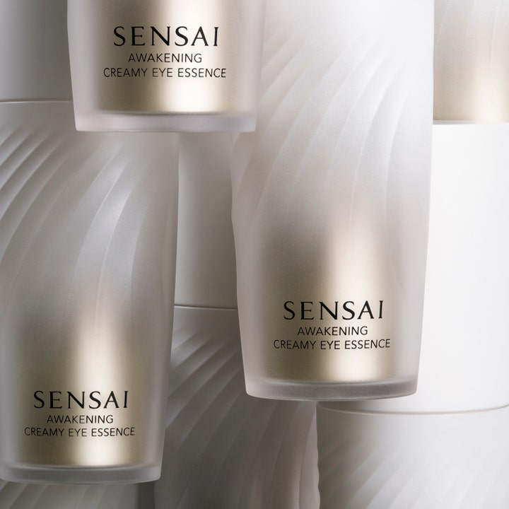 Sensai Awakening Creamy Eye Essence 20 g krämig återfuktande ögonessens i frostade hylsor med skulpterat mönster.